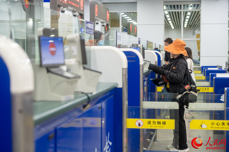 越南游客正在辦理入境手續(xù)。人民網(wǎng)記者 嚴立政攝