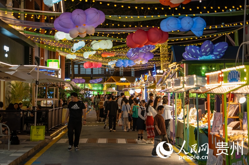 6月21日，貴陽新印廠霓虹閃爍，映照城市夜生活。人民網(wǎng) 陽茜攝