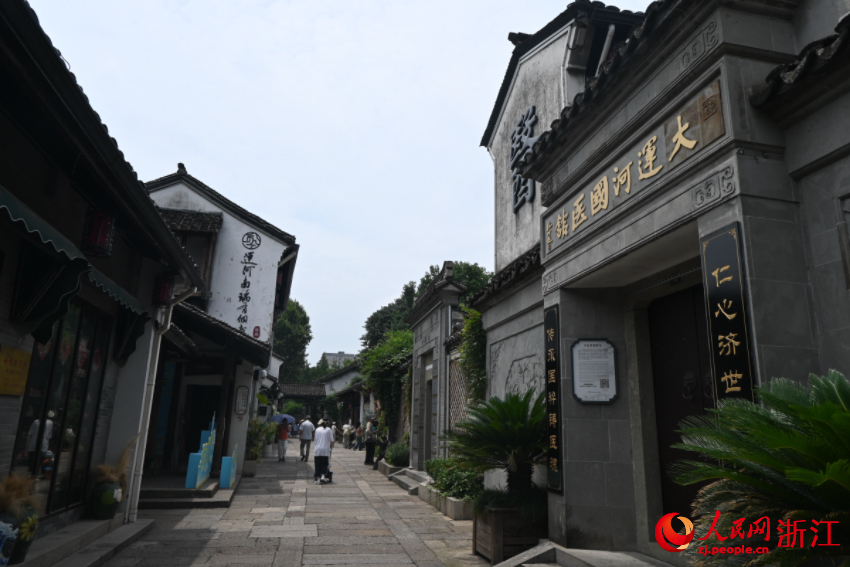 運(yùn)河邊的老建筑被完好保存下來。人民網(wǎng)記者 張麗瑋攝