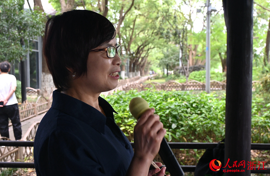 面向運(yùn)河，任國萍放聲歌唱。人民網(wǎng)記者 張麗瑋