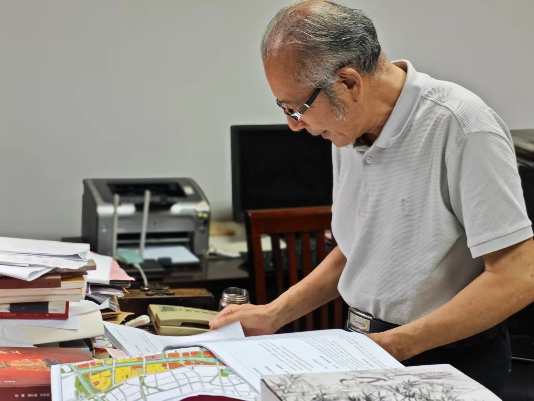 顧風(fēng)在辦公室翻閱資料。人民網(wǎng)記者 黃鈺攝