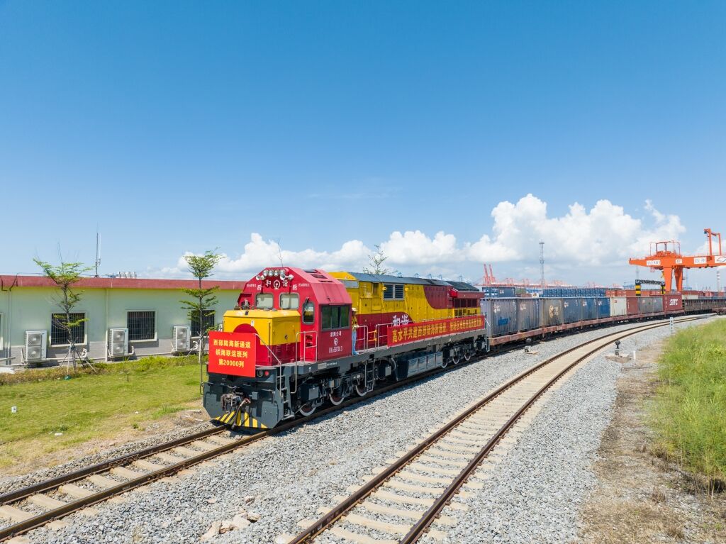 01 陸海新通道第20000列班車。陸海新通道運營公司供圖