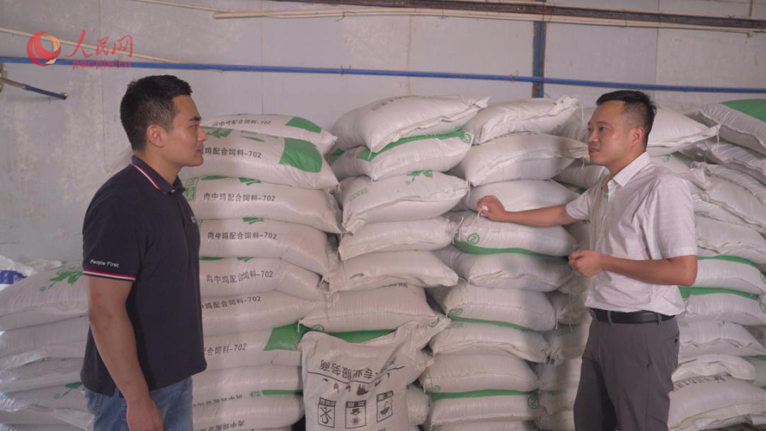 文圣農(nóng)業(yè)開發(fā)有限公司任志軍（右）接受采訪。人民網(wǎng)記者 王紹紹攝