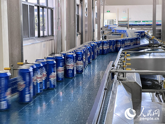 重慶啤酒包裝車間易拉罐生產線。人民網記者 胡虹攝