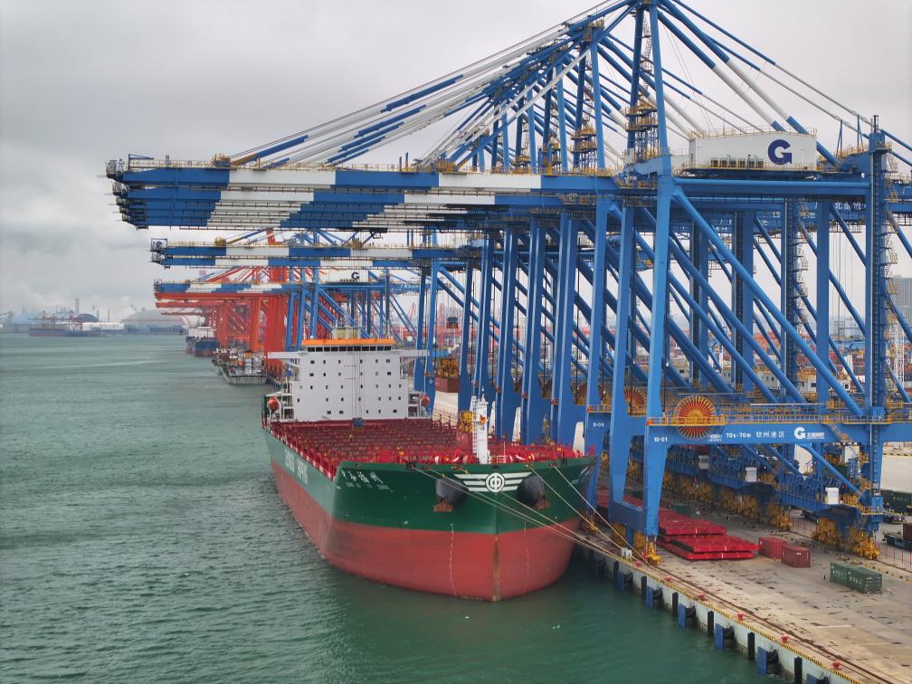 2月23日拍攝的廣西北部灣港欽州港區(qū)的碼頭堆場(chǎng)（無(wú)人機(jī)照片）。新華社記者 周華 攝