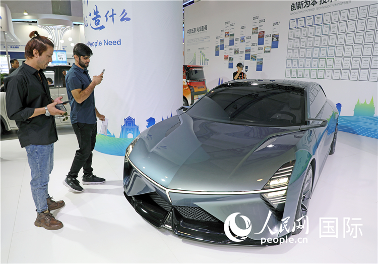 東博會上，上汽通用五菱展出的一款名為“東盟之光”的新能源概念車吸引參觀者駐足。人民網(wǎng)記者趙益普攝