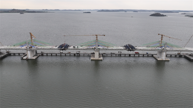 圖為馬古富力大橋合龍現(xiàn)場。中土東非公司供圖
