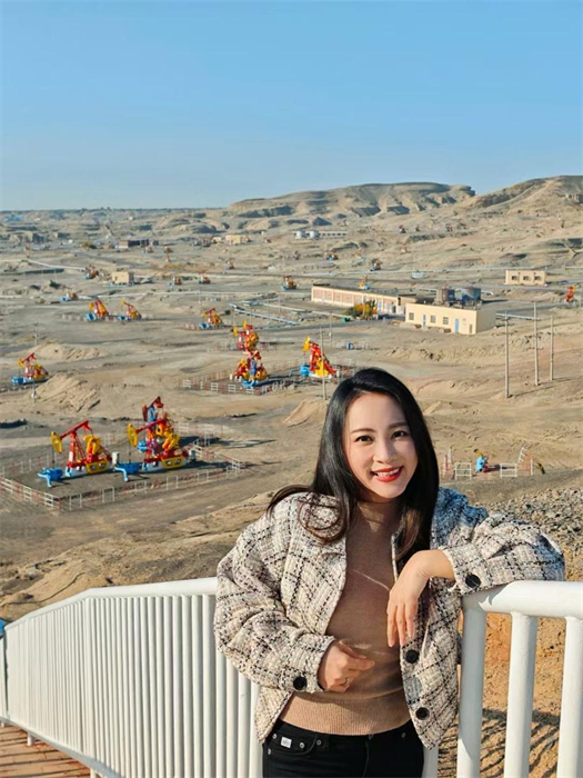 中泰文化推廣達人張愛玲參觀克拉瑪依百里油區(qū)。受訪者供圖