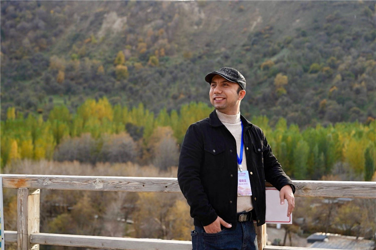 阿布德吾力參加“萬(wàn)人說(shuō)新疆”優(yōu)秀作者媒體行活動(dòng)留影。受訪者供圖