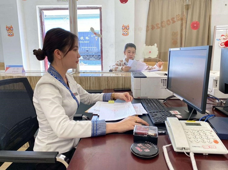 春節(jié)期間，中老鐵路員工堅(jiān)守崗位，保障鐵路運(yùn)行安全、暢通。李加勇攝