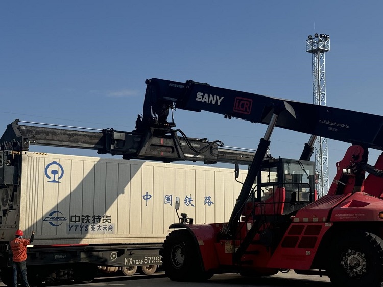 春節(jié)期間，起重機(jī)吊裝即將發(fā)運(yùn)的冷鏈集裝箱。李加勇攝