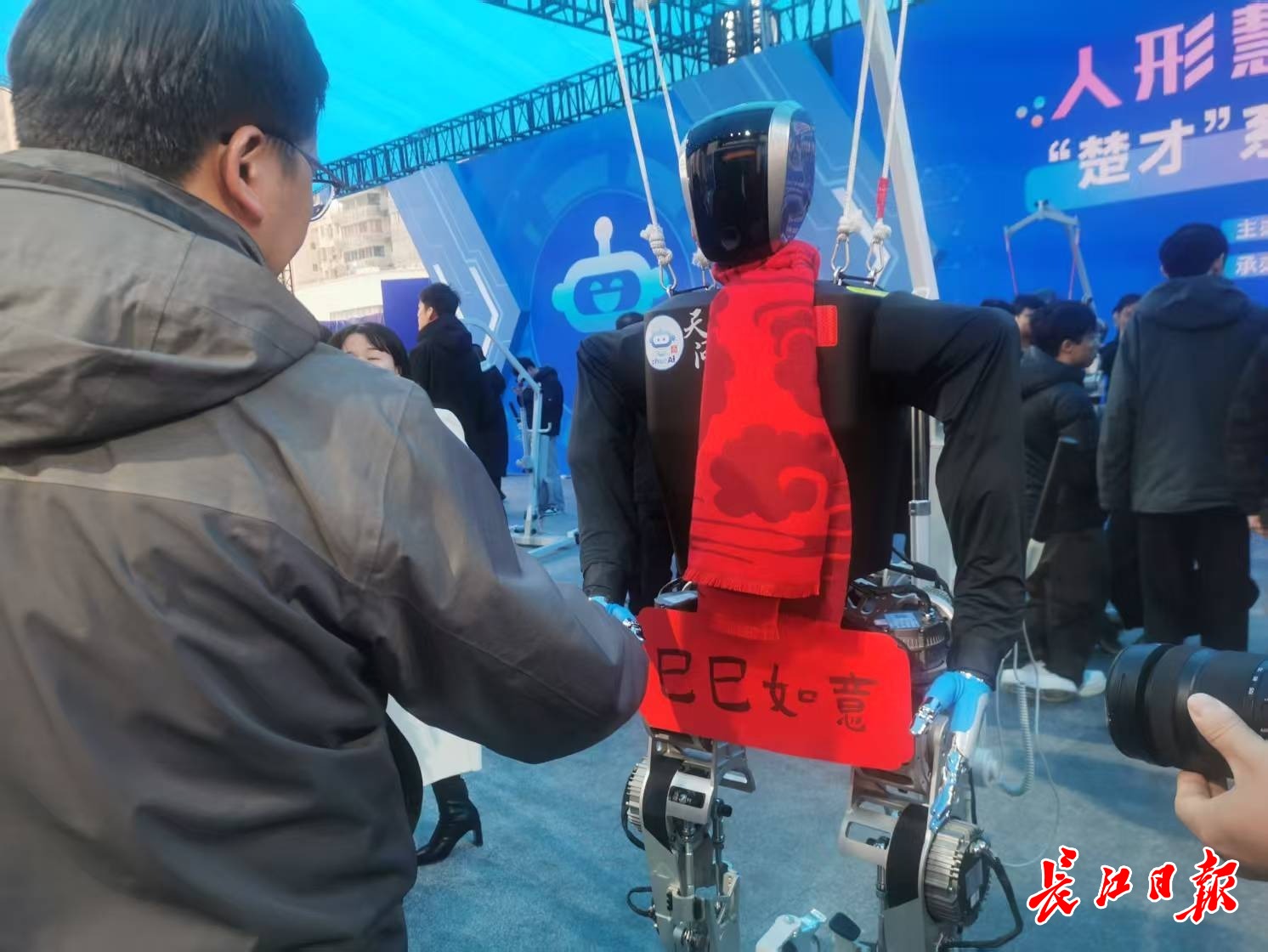 “天問(wèn)”人形機(jī)器人和參觀市民握手，互致新年快樂(lè)。 長(zhǎng)江日?qǐng)?bào)記者陳永權(quán) 攝