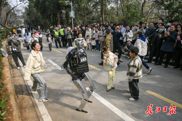 “智警小珞”人形機(jī)器人和小朋友們斗舞。長(zhǎng)江日?qǐng)?bào)記者史偉 攝