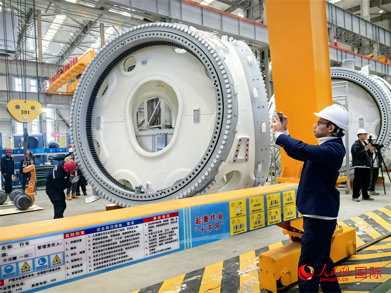 外媒記者參觀位于烏蘭察布察哈爾高新技術(shù)開發(fā)區(qū)的運(yùn)達(dá)風(fēng)電裝備制造廠房。人民網(wǎng) 楊春燕攝