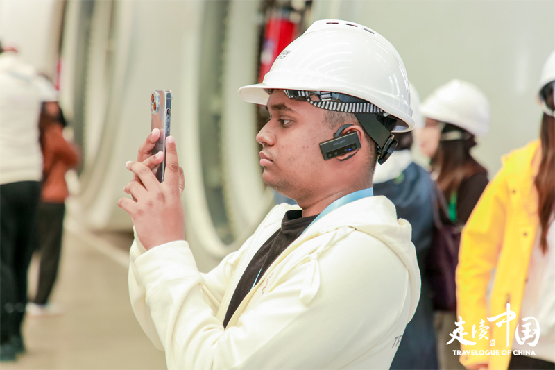 斐濟(jì)廣播公司記者尼基爾·庫馬爾（Nikhil Kumar）參觀運(yùn)達(dá)風(fēng)電裝備制造廠房。環(huán)球網(wǎng)供圖