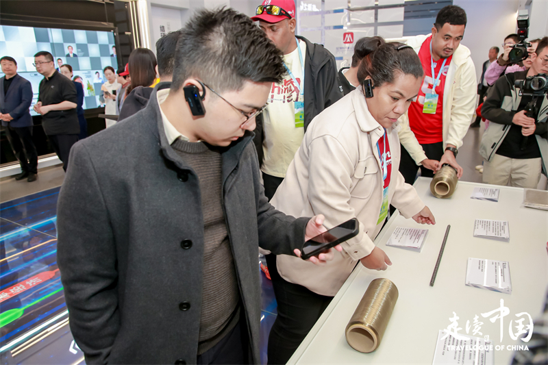 菲律賓《商業(yè)鏡報》蔡辰威（左）在烏蘭察布察哈爾高新技術(shù)開發(fā)區(qū)聽取講解。環(huán)球網(wǎng)供圖