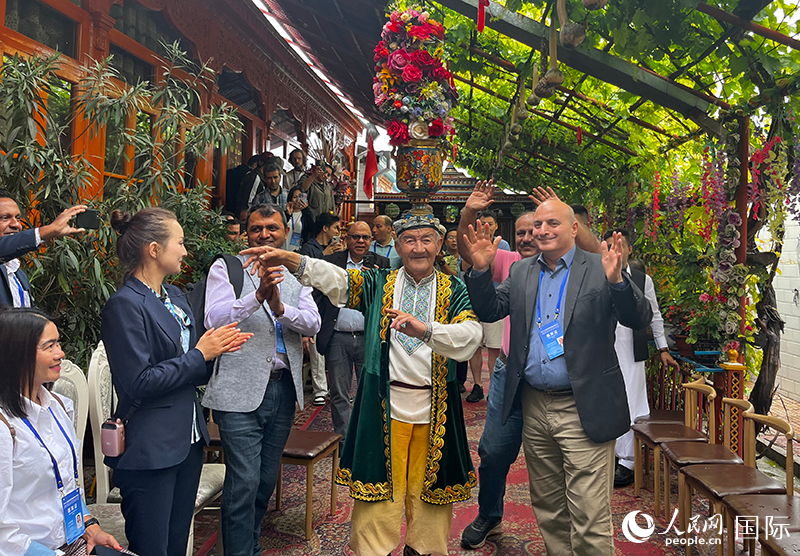 5月24日，外國媒體人在伊寧市喀贊其民俗旅游區(qū)參觀體驗(yàn)。 人民網(wǎng)記者 翟轉(zhuǎn)麗攝