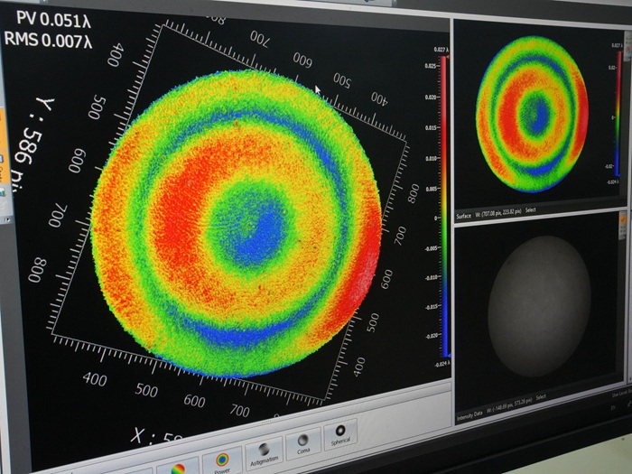 屏幕上清晰顯示著光學(xué)元器件的打磨程度。人民網(wǎng)記者 李洋攝