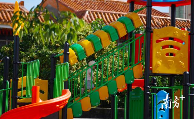 崖口村近年來也大力發(fā)展村里的基礎(chǔ)設(shè)施建設(shè)，尤其為老人和小孩提供更多的休閑娛樂場所。