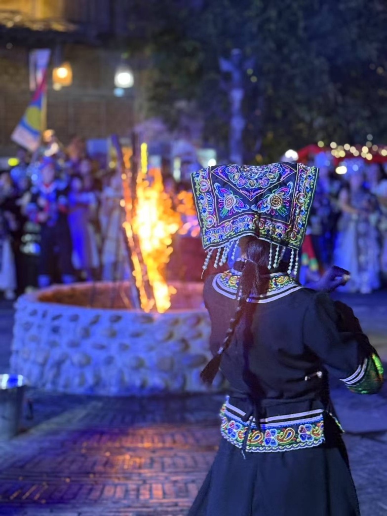 2025年7月，貴州烏江寨“萬人打跳夜”現(xiàn)場。受訪者供圖