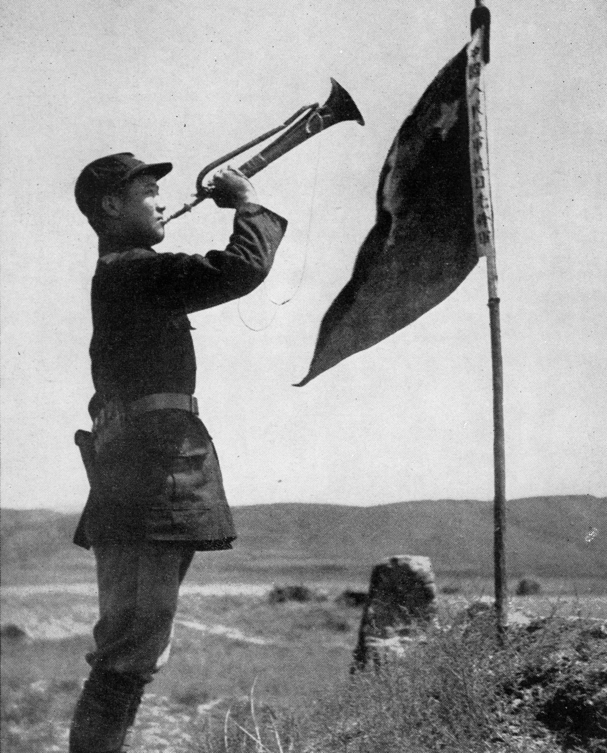 斯諾在預(yù)旺堡拍攝的紅軍司號員，他身邊的旗子上寫著“中國人民紅軍抗日先鋒隊”。