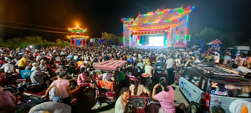 “戲曲進鄉(xiāng)村”在吉安城村演出。姚二曼攝