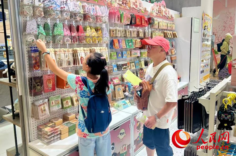 游客在文創(chuàng)店挑選商品。人民網記者 鄒星攝