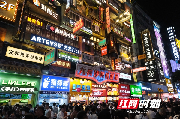 “五一”假期五一商圈客流激增，網(wǎng)紅長沙再現(xiàn)頂流效應(yīng)。.jpg