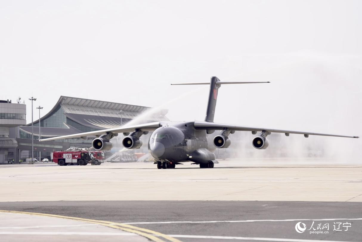 沈陽(yáng)桃仙國(guó)際機(jī)場(chǎng)以“過(guò)水門(mén)”最高禮遇迎接英烈回家。人民網(wǎng)記者 邱宇哲攝