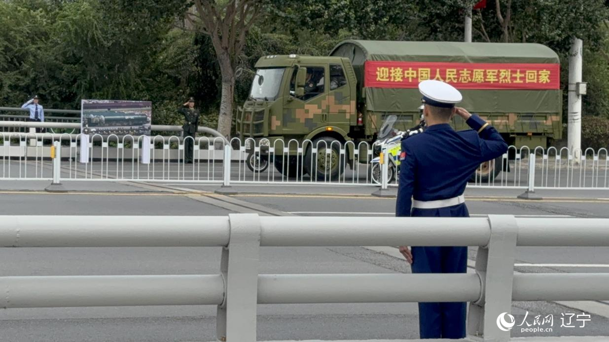 沈陽(yáng)市渾河橋東側(cè)，擺放著東風(fēng)—5C導(dǎo)彈的受閱照片。人民網(wǎng)記者 湯龍攝