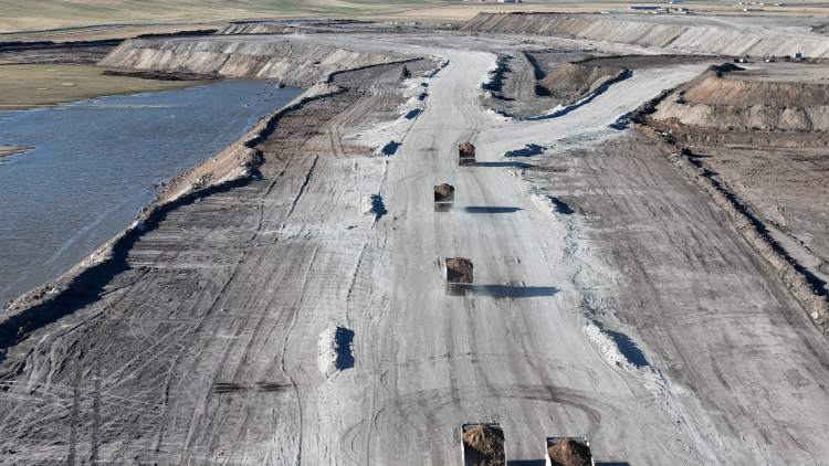 徐工無(wú)人電動(dòng)礦卡行駛在內(nèi)蒙古華能伊敏露天礦區(qū)。受訪對(duì)象供圖