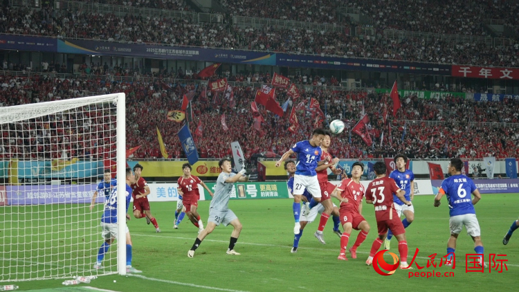 “蘇超”比賽現(xiàn)場(chǎng)。人民網(wǎng)記者 余樂(lè)攝