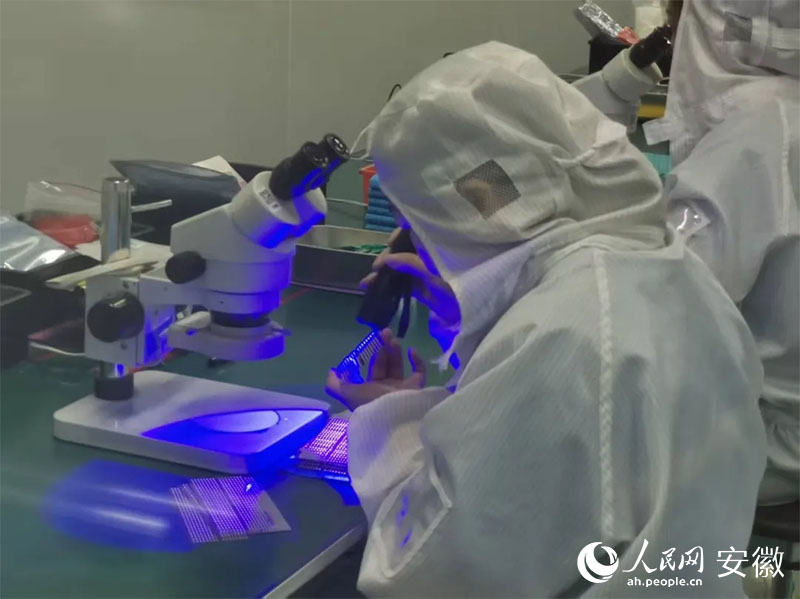 金張科技帶動下，超100家功能膜新材料企業(yè)在太湖縣集聚。人民網(wǎng)記者 胡雨松攝