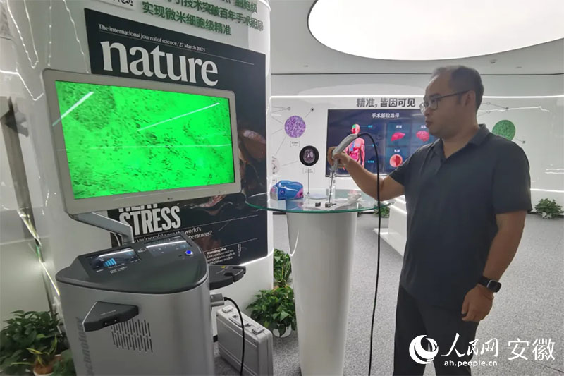 陳廷嘉演示“安刀”使用方法。人民網(wǎng)記者 胡雨松攝