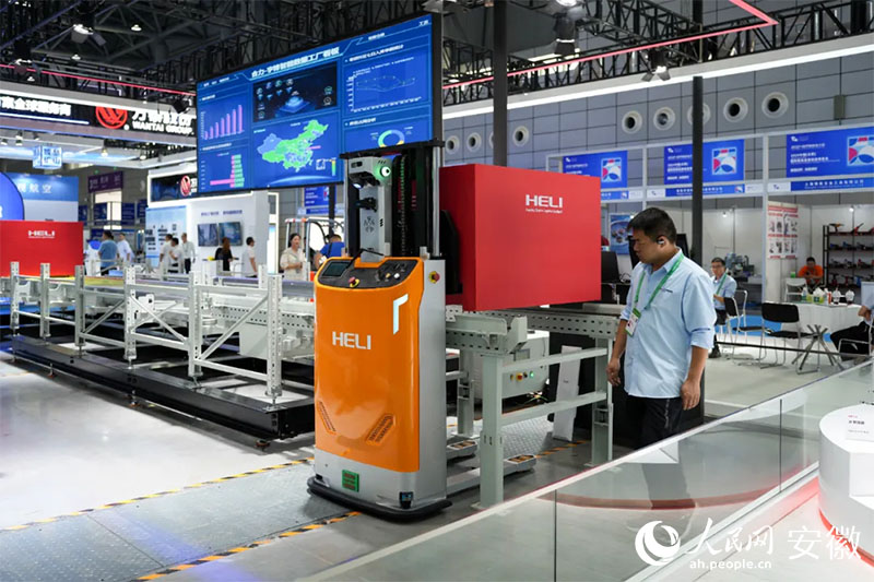 2024世界制造業(yè)大會上，合力將智能數(shù)據(jù)工廠系統(tǒng)帶進展會。人民網(wǎng)記者 王銳攝