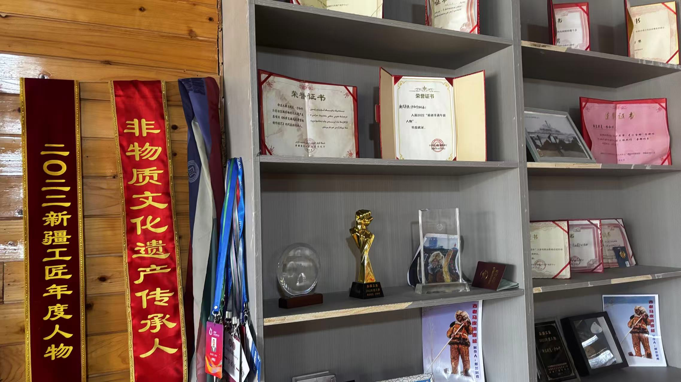 農(nóng)牧民古老毛皮滑雪板制作培訓(xùn)基地榮譽(yù)墻一角。