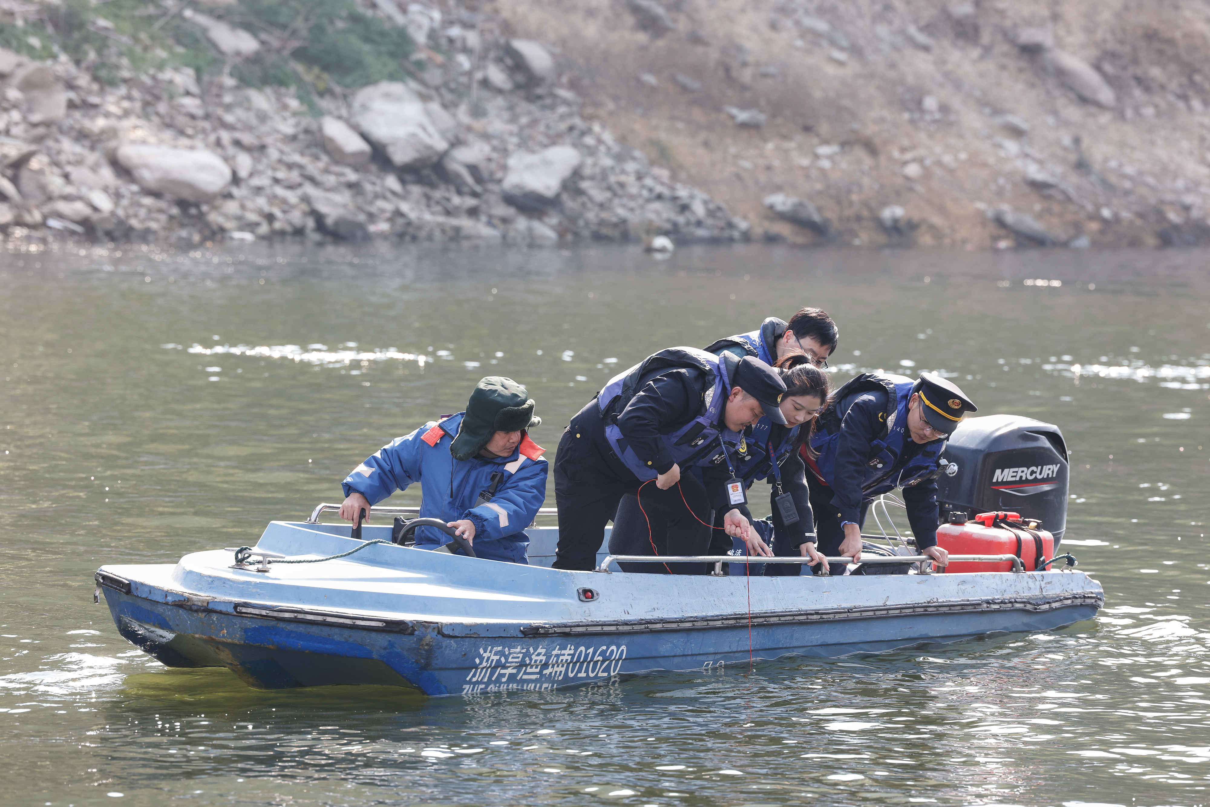 2025年12月4日，浙江杭州淳安縣與安徽黃山歙縣紀(jì)檢監(jiān)察干部及綜合行政執(zhí)法人員對(duì)浙皖交界的新安江鳩坑口水域進(jìn)行常態(tài)化巡河，共同保護(hù)漁業(yè)資源和水域生態(tài)環(huán)境。