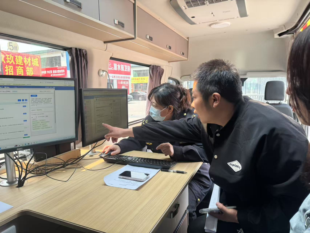 沈陽(yáng)市大東區(qū)市場(chǎng)監(jiān)督管理局將政務(wù)服務(wù)窗口“搬”到商戶“家門口”，現(xiàn)場(chǎng)為經(jīng)營(yíng)主體集中辦理并頒發(fā)營(yíng)業(yè)執(zhí)照。沈陽(yáng)市營(yíng)商局供圖