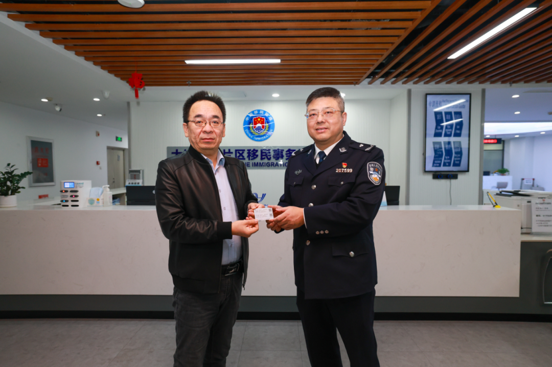 全省首張往來(lái)港澳人才簽注落地大連自貿(mào)片區(qū)。遼寧自貿(mào)試驗(yàn)區(qū)大連片區(qū)供圖