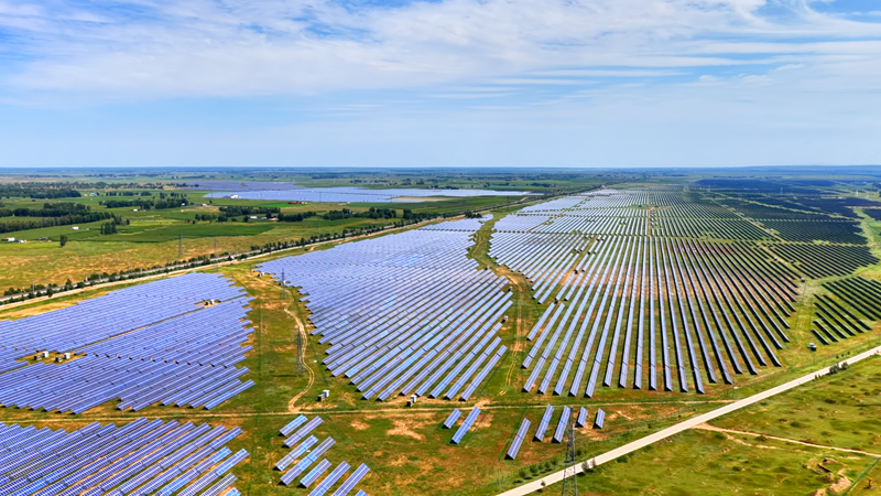 定邊縣連片光伏板鋪展成綠色能源畫卷。陳煜攝