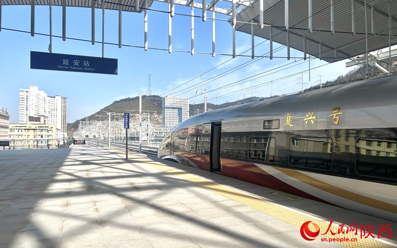 2025年12月26日，C9312次復(fù)興號(hào)列車抵達(dá)延安站。人民網(wǎng)記者 鄧楠攝