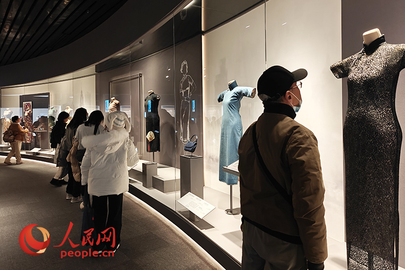 觀眾在上海博物館參觀展覽。人民網(wǎng)記者 韋衍行攝