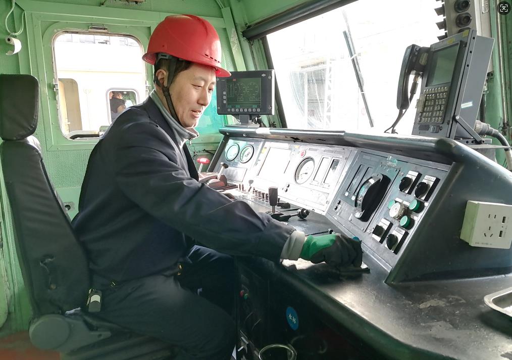 韓文盛正在檢查司機(jī)室操作臺(tái)。張秋生 攝