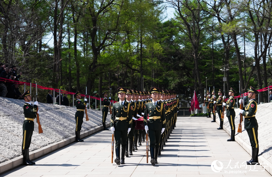 第十三批在韓中國(guó)人民志愿軍烈士安葬儀式現(xiàn)場(chǎng)。人民網(wǎng)記者 邱宇哲攝