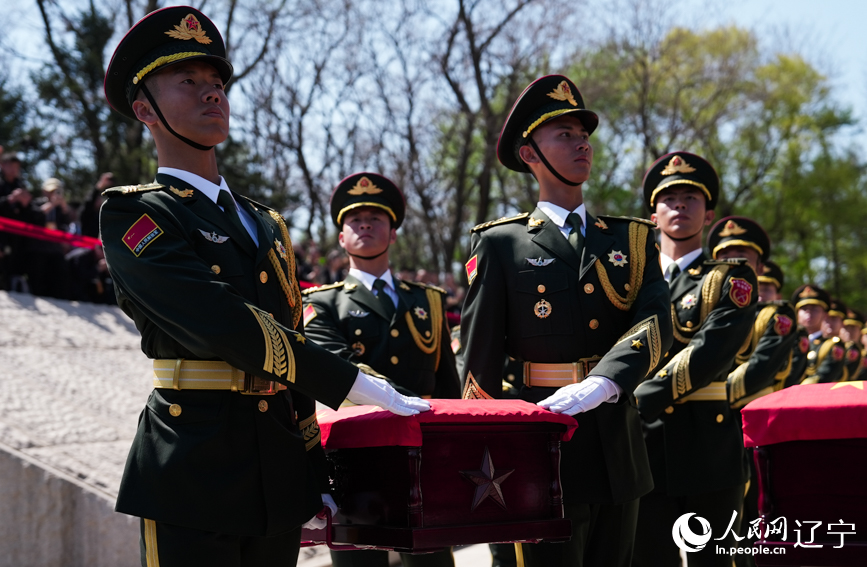 第十三批在韓中國(guó)人民志愿軍烈士安葬儀式現(xiàn)場(chǎng)。人民網(wǎng)記者 邱宇哲攝
