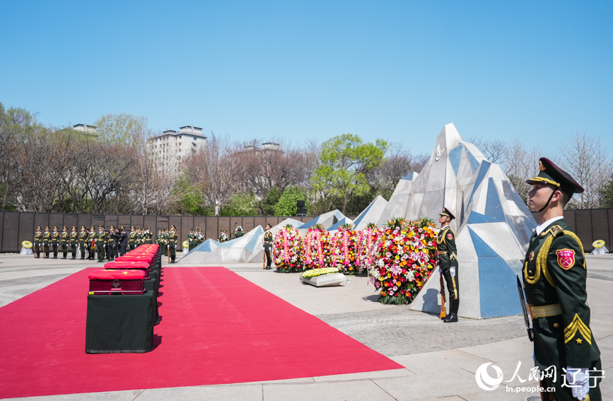 第十三批在韓中國(guó)人民志愿軍烈士安葬儀式現(xiàn)場(chǎng)。人民網(wǎng)記者 邱宇哲攝