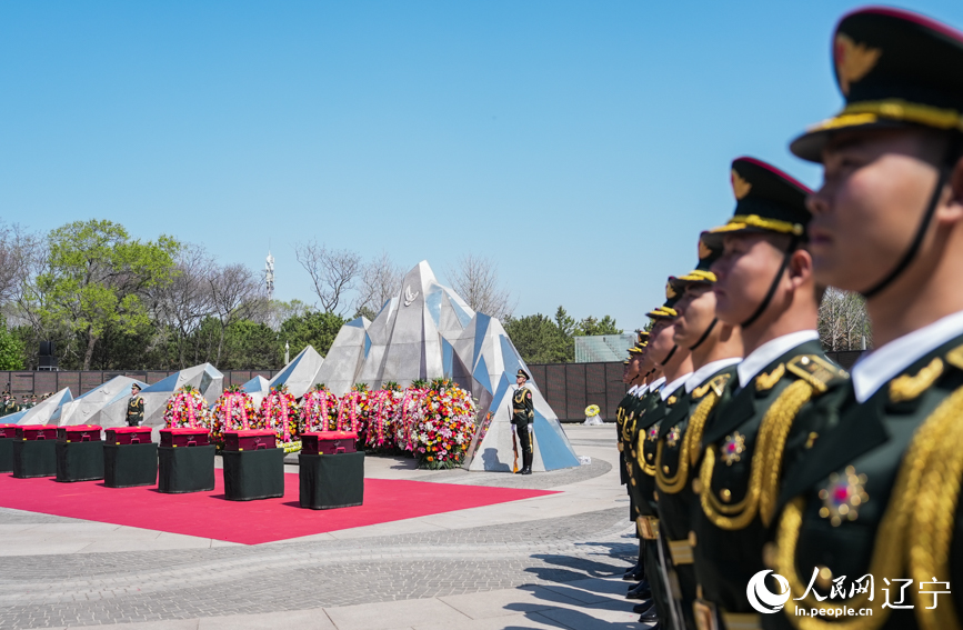 第十三批在韓中國(guó)人民志愿軍烈士安葬儀式現(xiàn)場(chǎng)。人民網(wǎng)記者 邱宇哲攝