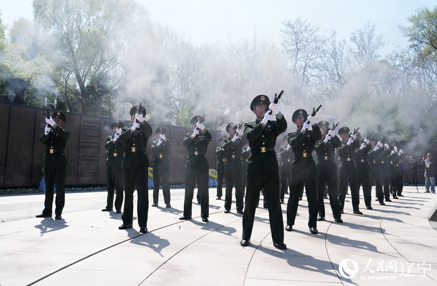 第十三批在韓中國(guó)人民志愿軍烈士安葬儀式現(xiàn)場(chǎng)。人民網(wǎng)記者 邱宇哲攝