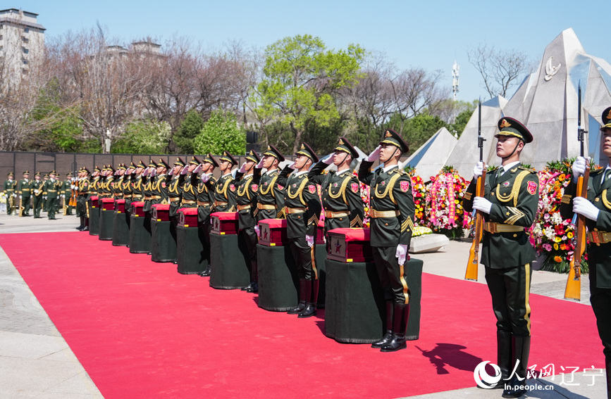 第十三批在韓中國(guó)人民志愿軍烈士安葬儀式現(xiàn)場(chǎng)。人民網(wǎng)記者 邱宇哲攝