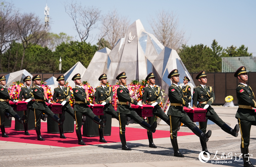 第十三批在韓中國(guó)人民志愿軍烈士安葬儀式現(xiàn)場(chǎng)。人民網(wǎng)記者 邱宇哲攝